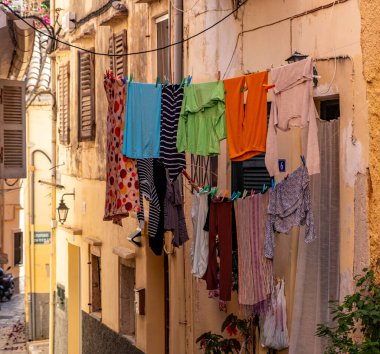 Yunanistan 'ın eski Corfu kasabasının dar sokağında çamaşırhane var. Geleneksel mimari binalar. Akdeniz sokak manzarası