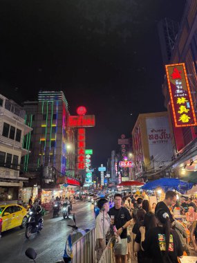 Bangkok, Tayland, 7 Kasım 2025. Geceleri kalabalık Çin Mahallesi caddeleri, neon ışıkları, yoğun trafik ve yayalar, parlak dükkan ışıkları.