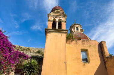 Korfu adası eski kasabası. Panagia Tenedos Manastırı. Mavi gökyüzünde kilise çanı kulesi, güneşli bir gün, Yunanistan.