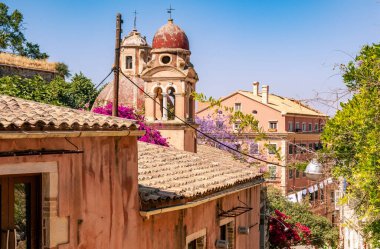 Korfu adası eski kasabası. Yunanistan. Mavi gökyüzünde kilise çanı kulesi, güneşli gün, Panagia Tenedos Manastırı.