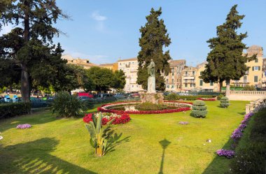 Aziz Michael Sarayı ve Korfu Adası 'ndaki Aziz George Sarayı' nın önündeki çiçeklerle çevrili bronz heykel ve çeşme.