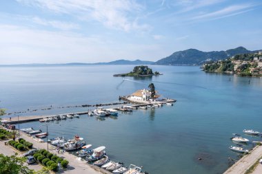 Korfu adası Yunanistan, Vlacherna Manastırı ve Pontikonisi adası, lagünün sakin suyu, yüksek açılı manzarası.