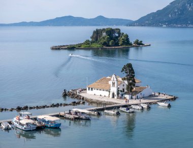 Korfu adası Yunanistan, Vlacherna Manastırı ve Pontikonisi adası, lagünün sakin suyu, yüksek açılı manzarası.
