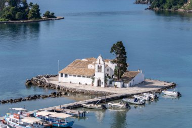 Korfu adası Yunanistan, Vlacherna Manastırı ve Pontikonisi adası, lagünün sakin suyu, yüksek açılı manzarası.