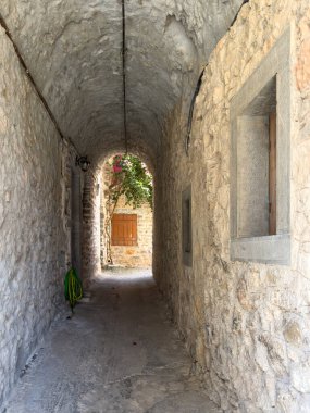 Yunanistan 'ın Chios Adası' ndaki Mesta ortaçağ köyünde dar bir sokak. Antik taş duvarlar, kaldırım taşları ve taş kemer. Geleneksel mimari