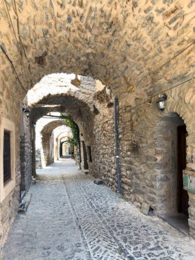 Mesta ortaçağ köyü, Chios Adası, Yunanistan. Dar bir sokak, taş duvarlar, kaldırım ve taş kemer. Geleneksel mimari