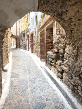 Olimpoi ortaçağ köyü, Chios Adası, Yunanistan. Geleneksel mimari. Dar sokak, taş duvarlar ve taş kemer..
