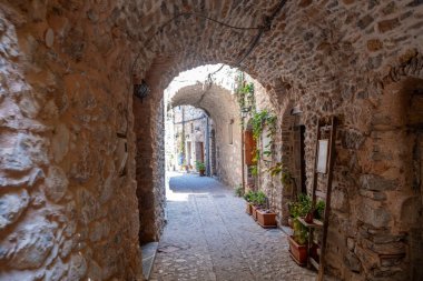Chios Adası, Yunanistan. Mesta Ortaçağ köyü, Dar Sokak, Taş duvarlar, kaldırım ve taş kemer. Geleneksel mimari