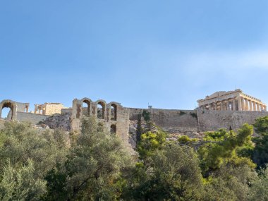 Akropolis kayasında Parthenon ve Herodeion, mavi gökyüzü, güneşli bir gün. Atina Yunanistan.