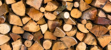 Yakacak odun yığınları, odun yığını geçmişi, doku. Ağaç kütükleri depolama, ısıtma için ağaç gövdelerini kesme