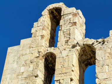 Herodes Atticus 'un Odeon' u, Yunanistan 'ın Atina kentindeki Akropolis tepesinde Herodeion tiyatro taşı kalıntıları yükseliyor. Mavi gökyüzü