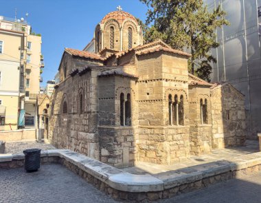 Atina şehir merkezindeki Ermou Caddesi 'ndeki Kapnikarea Bizans Kilisesi. Taş duvarlar ve fayanslı kubbe