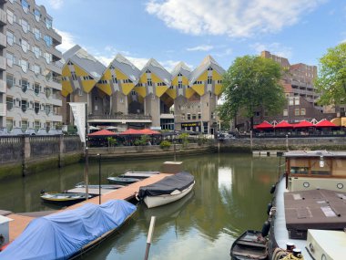 Hollanda, Rotterdam. 8 Mayıs 2025. Oude hoven. Eski limandaki küp evleri ve tekneleri görüyorum. Mavi bulutlu gökyüzü