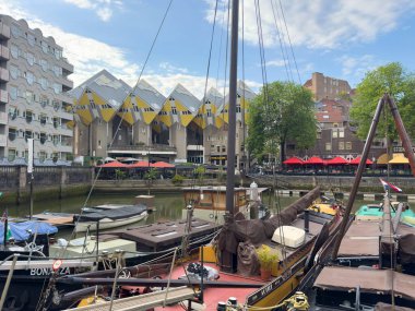 Hollanda, Rotterdam. 8 Mayıs 2025. Oude hoven. Eski limandaki küp evleri ve tekneleri görüyorum. Mavi bulutlu gökyüzü