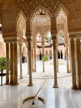 Granada, İspanya, 9 Mart 2025. Alhambra Sarayı 'ndaki Aslanlar Mahkemesi, akan su kanalları ve İslam sanatı, kemerler ve mermer sütunlar.