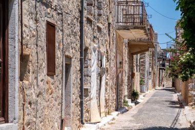 Mesta ortaçağ köyü. Chios Adası, Yunanistan. Dar kaldırım yolu, geleneksel mimari taş evler, mavi gökyüzü, güneşli bir gün.