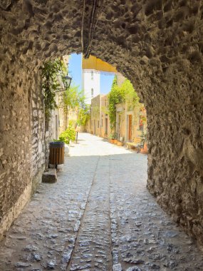 Chios Adası, Yunanistan. Mesta Ortaçağ köyü, Dar Sokak, Taş duvarlar, kaldırım ve taş kemer. Geleneksel mimari