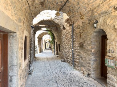Chios Adası, Yunanistan. Mesta Ortaçağ köyünde dar bir sokak, Kadim taş duvarlar, kaldırım taşları ve taş kemer. Geleneksel mimari