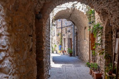 Mesta mastik köyü, Chios Adası, Yunanistan. Dar bir sokak, taş duvarlar, kaldırım ve taş kemer. Geleneksel mimari