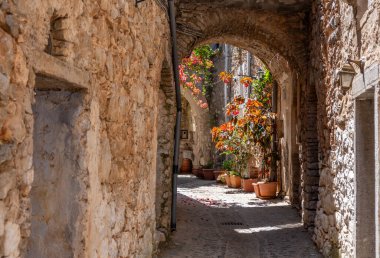 Mesta ortaçağ köyü, Chios Adası, Yunanistan. Dar bir sokak, taş duvarlar, kaldırım ve taş kemer. Geleneksel mimari