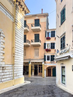 Korfu, Yunanistan, 7 Haziran 2025. Eski Şehir 'deki Corfu Belediye Binası Meydanı, Venedik mimari binaları ve kaldırım taşları.