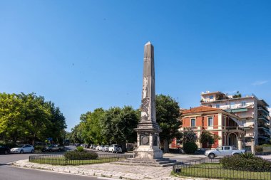 Korfu kasabası, Yunanistan, 5 Haziran 2025. Douglas Obelisk, Garitsa Körfezi kıyısında tarihi bir mermer anıt..