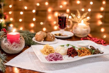 Renkli sebze aperatifi jülyen soğanı, havuç, pancar, mantar ve kremalı sos ile mum ve ışıklarla süslenmiş festival masasında..