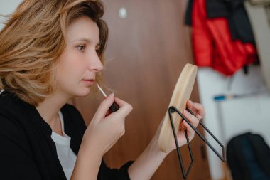 El kamerası aynası, yumuşak iç ışık, kısa dalgalı saç, doğal sakin ifade, sıcak yaşam tarzıyla yakalanmış basit güzellik figürleri..