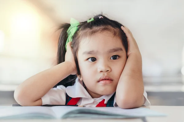 문제 아이 손에 머리와 화가 — 스톡 사진