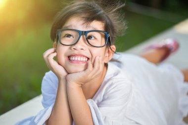 mutlu küçük kız parkta eğleniyor