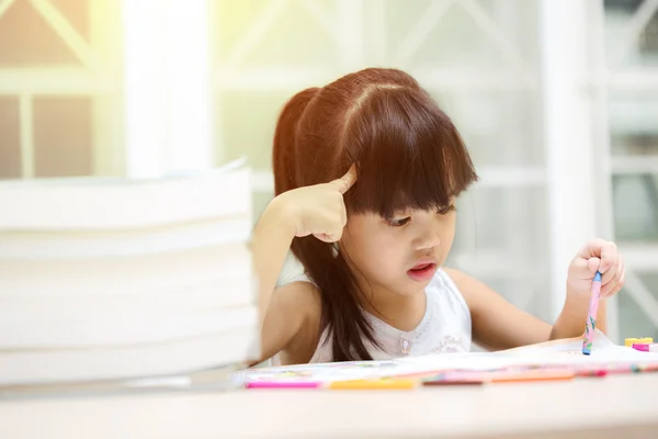 Chica pensativa leyendo un libro y usando su imaginación —  Fotos de Stock