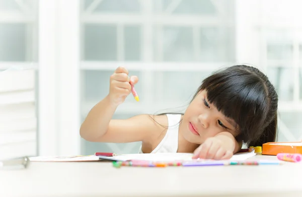 Ragazza premurosa che legge un libro e usa la sua immaginazione — Foto Stock