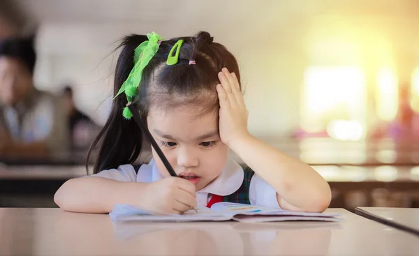 Ragazza premurosa che legge un libro e usa la sua immaginazione — Foto Stock