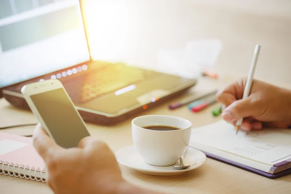 Cerrar taza de café y teléfono inteligente —  Fotos de Stock