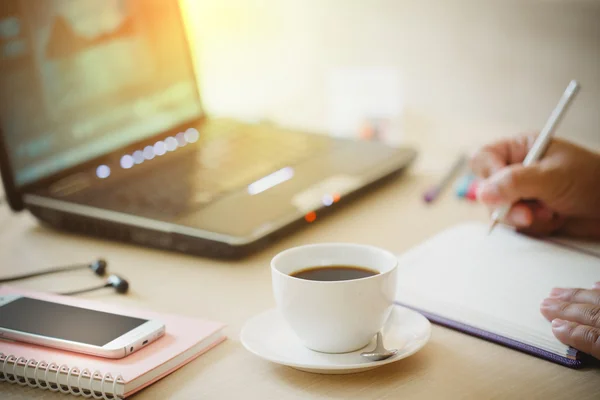 Close up cup of coffee and smart phone — Stock Photo, Image