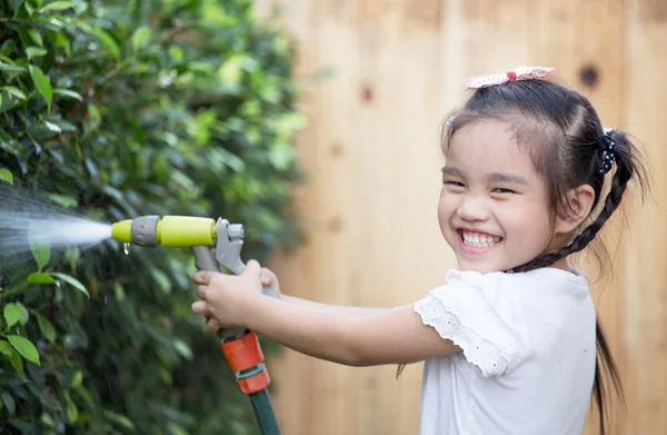 快乐的小亚洲女孩在花园里玩 — 图库照片