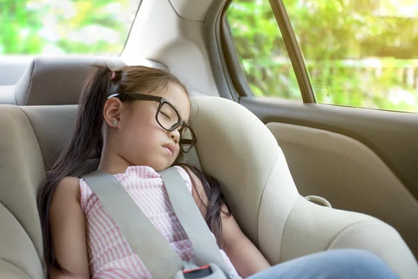Küçük kız arabada uyku yemek — Stok fotoğraf