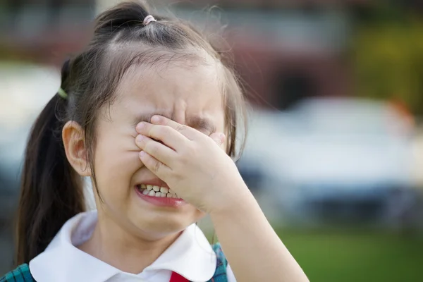 Piangere bambino asia bambini si sentono tristi della ragazza della scuola faccia da vicino — Foto Stock