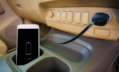 Arabanın şarj fişi takılı.