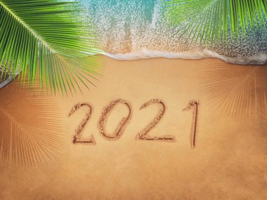 Mutlu yıllar 2021, plajda el sallama ve mavi denizle birlikte. Deniz kıyısında 2021 yıl, Yeni Yıl konsepti.