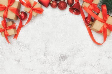 Yaratıcı Yeni Yıl ya da Noel tebrikleriyle dolu yeni yıl mektubu beyaz kağıt arka planda altın parıltı üzerine noel kutlaması zarfı seriliydi. Şablon tebrik kartı tasarımı 20121 dekorasyonu