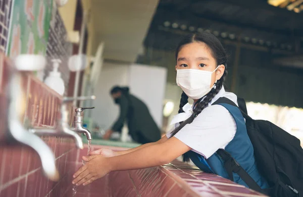 Estudiante Asiático Lavándose Las Manos Lavabo Aire Libre Escuela Prevención —  Fotos de Stock