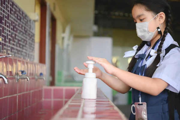 Asiática Niña Estudiante Lavándose Las Manos Usando Máscaras Escuela Reabrir —  Fotos de Stock