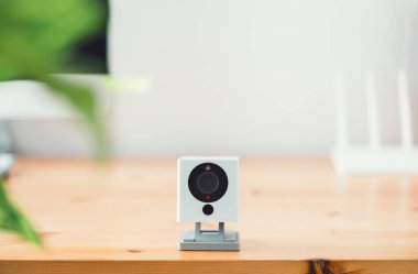 Evdeki ahşap masanın güvenlik kamerası, IP kamerası.