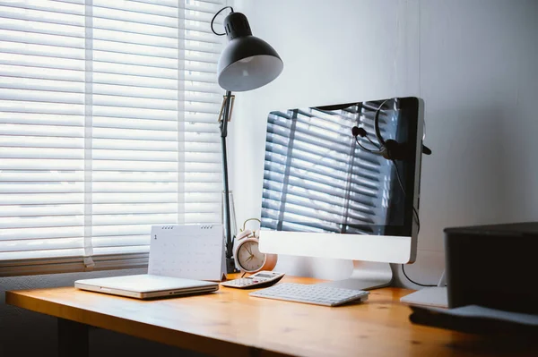 Bekväm Arbetsplats Med Dator Skrivbord Hemmakontoret — Stockfoto