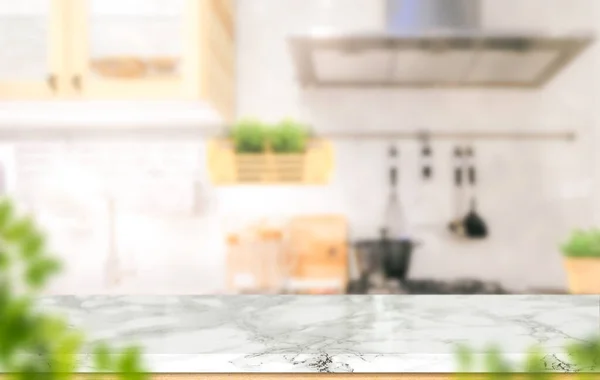 白大理石のテクスチャテーブルの上にぼやけたキッチンの背景にモンタージュや製品を表示します — ストック写真