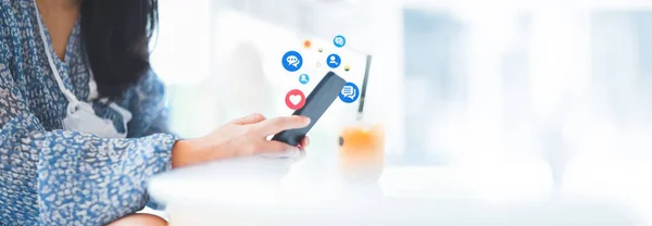 Hand Met Behulp Van Smart Phone Met Social Media Concept — Stockfoto