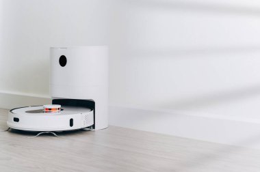 Ahşap zeminde robotik süpürge akıllı temizlik teknolojisi
