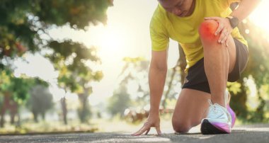 Jo 'nun Bacak Rahatsızlığı İçin Eğilen Koşucu
