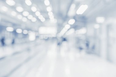 Parlak ışıklandırma ve modern mimari ile bulanık ofis koridoru. İş kavramları, profesyonel geçmişler, sunumlar ve dijital tasarım projeleri için mükemmel..